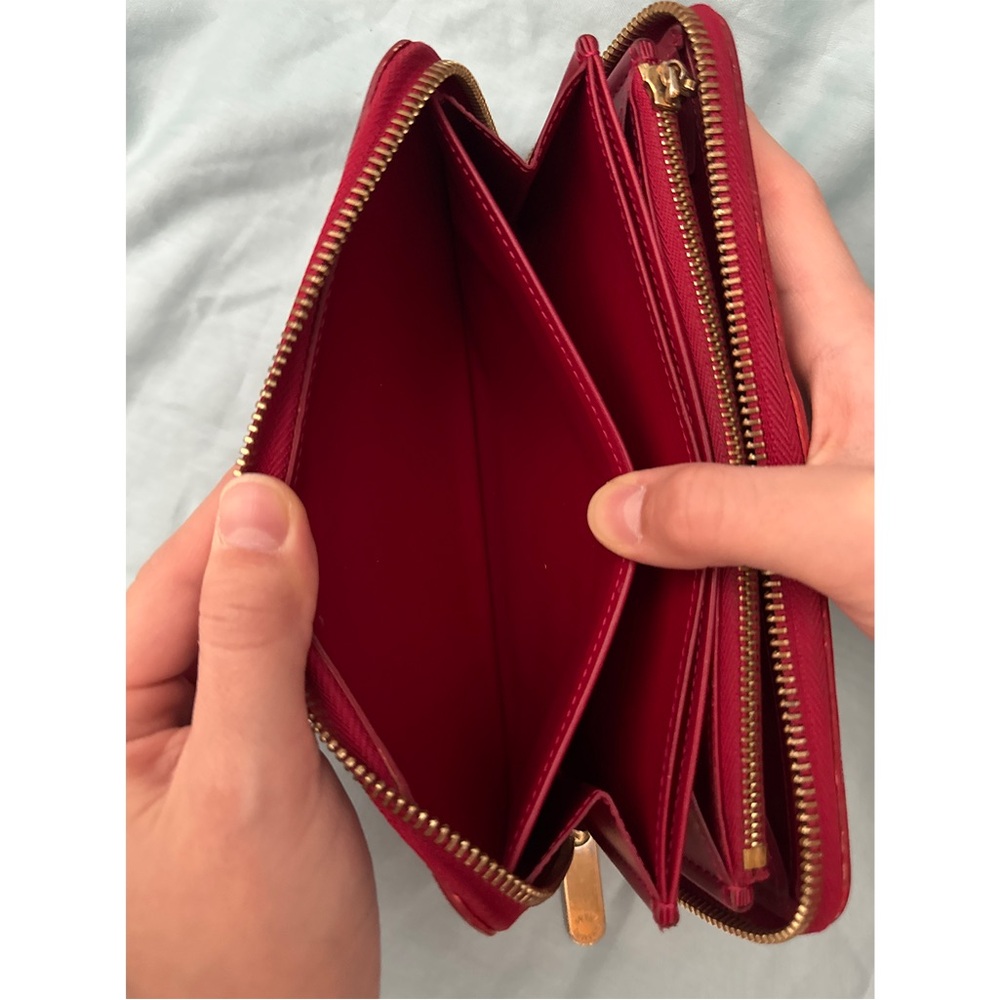 Louis Vuitton Red Monogram
Embossed Vernis Leather Wallet - Picture 15 of 16